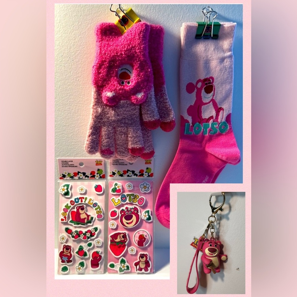 Look out! It’s an adorable, Lotso the grumpy bear set. Free bonus keychain 💕